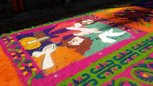 Comayagua cautiva a los turistas con sus coloridas alfombras